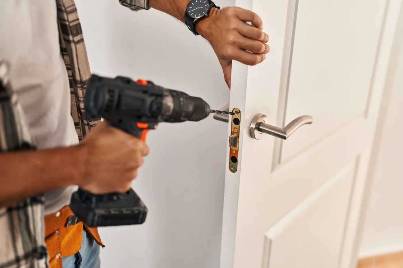 Installation d'un mécanisme de serrure sur une porte d'appartement près du Sacré-Cœur (75018)
