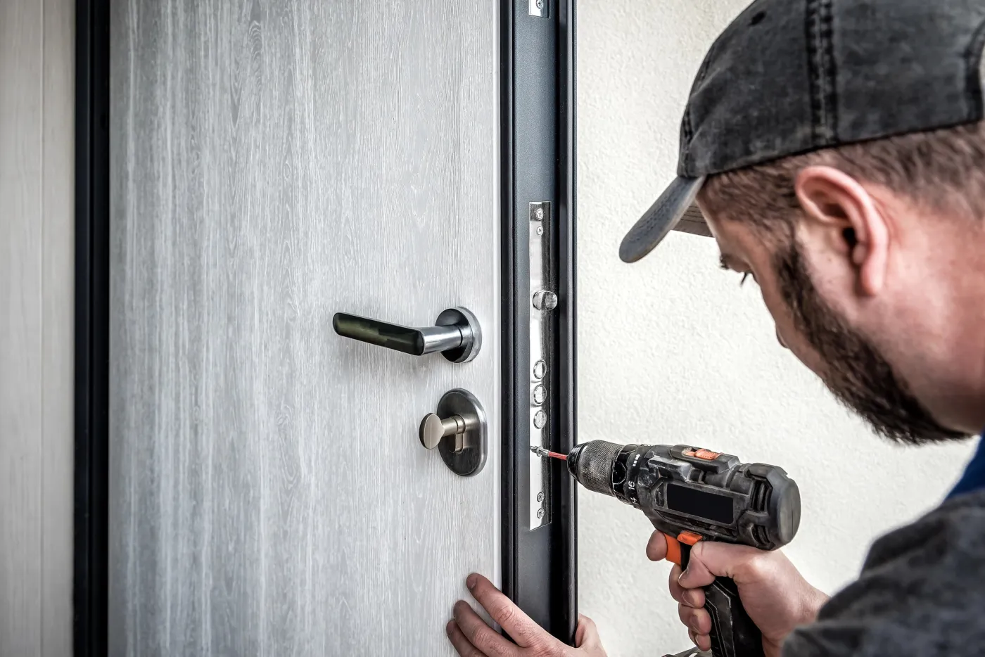 Pose d'une serrure multipoints sur une porte renforcée par un serrurier dans le 18e arrondissement de Paris
